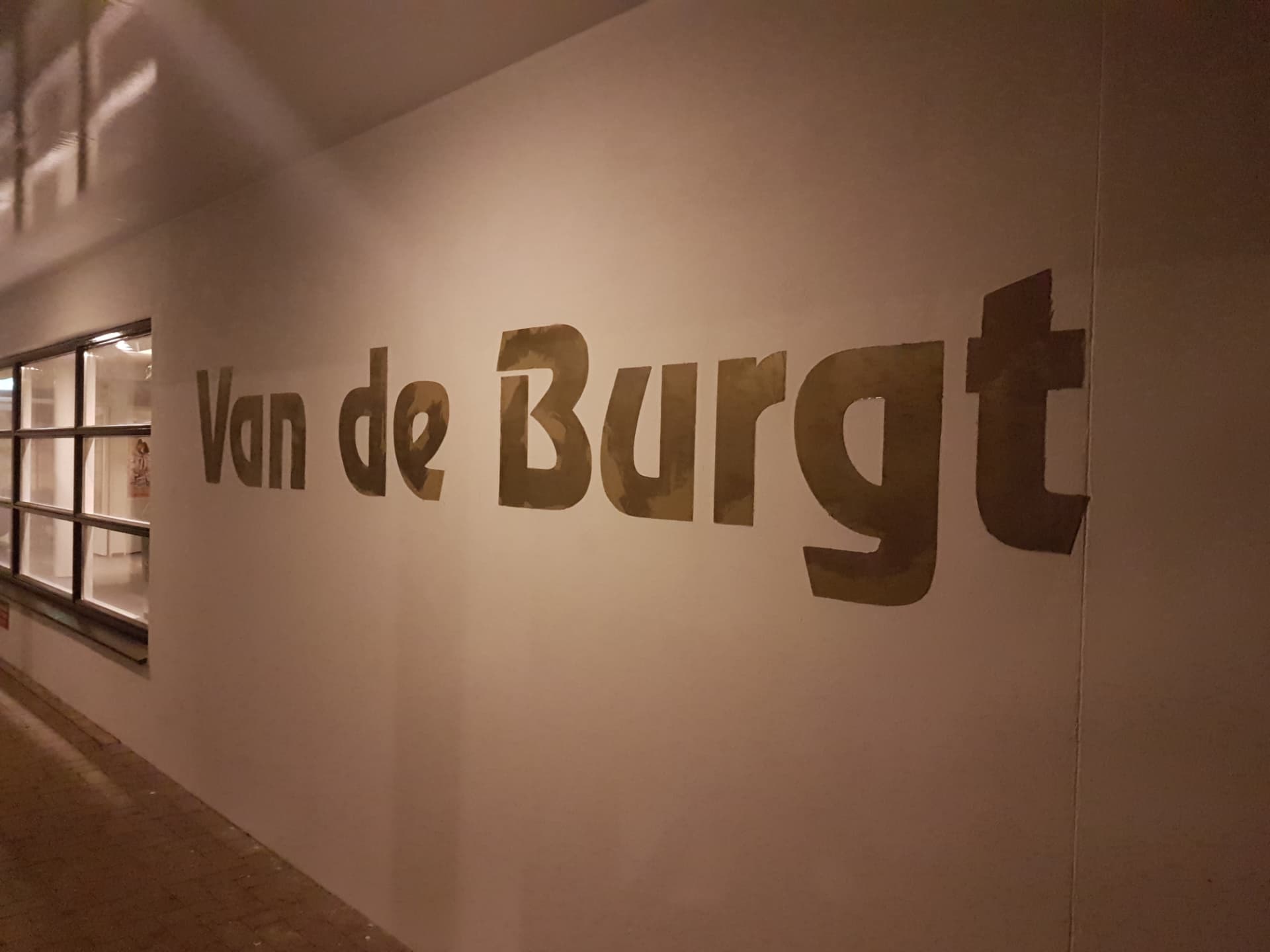 Van de Burgt logo op de muur bij de entree