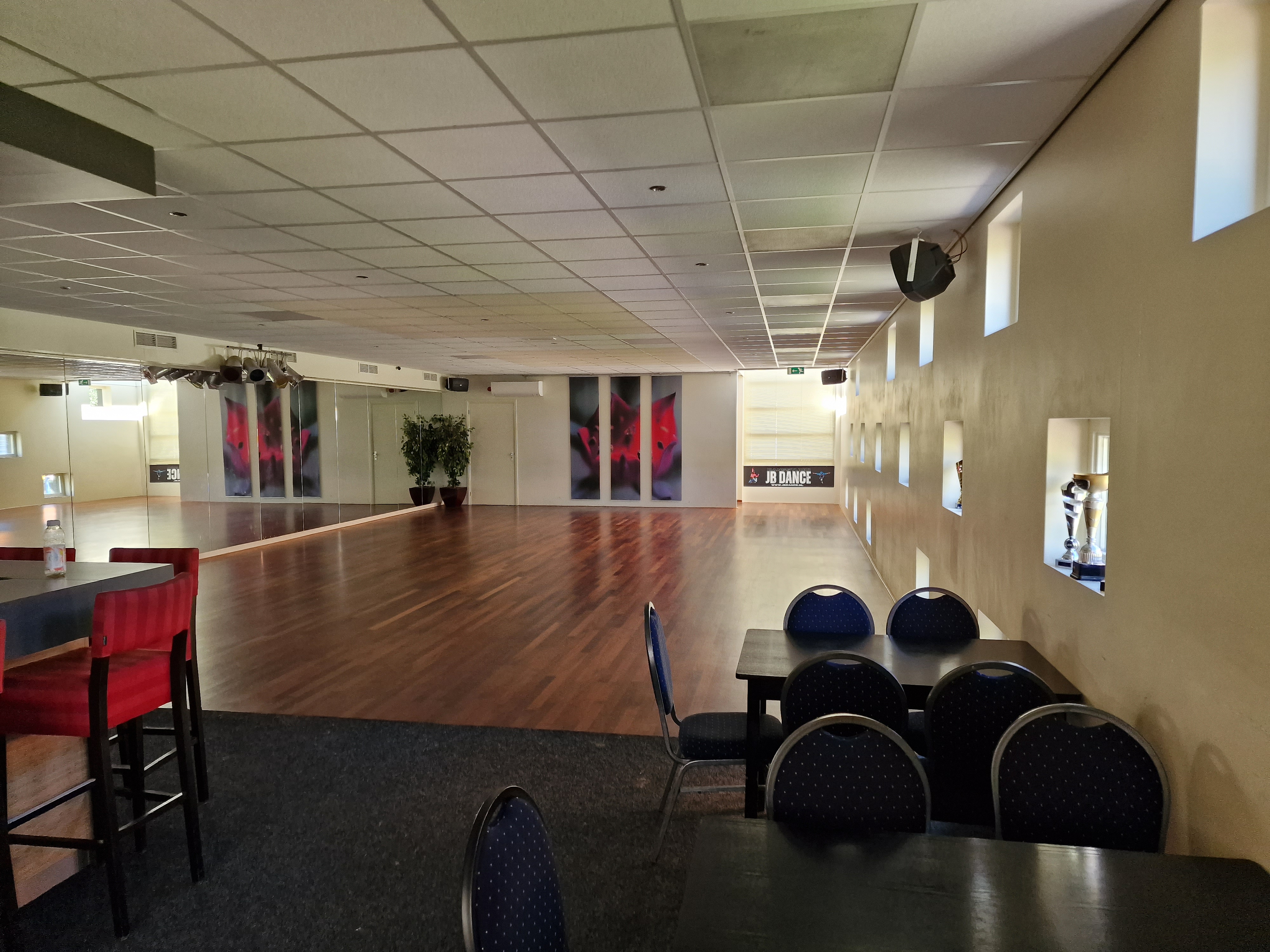 Danszaal met spiegelwand en houten dansvloer bij Van de Burgt Veghel