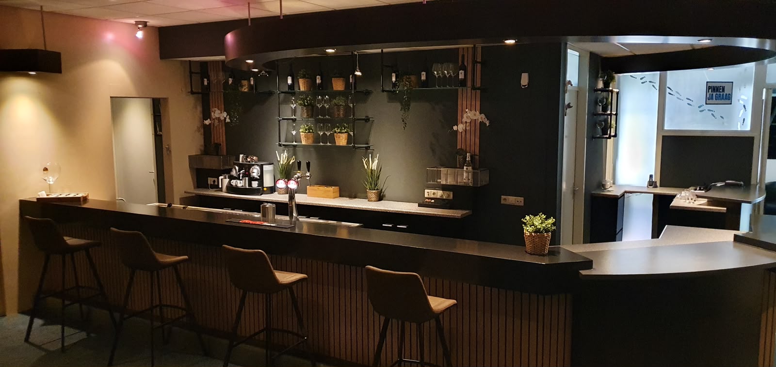 Sfeervolle bar in zaal Lord of the Dance bij Van de Burgt